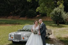 Brautpaar_vor_Oldtimer